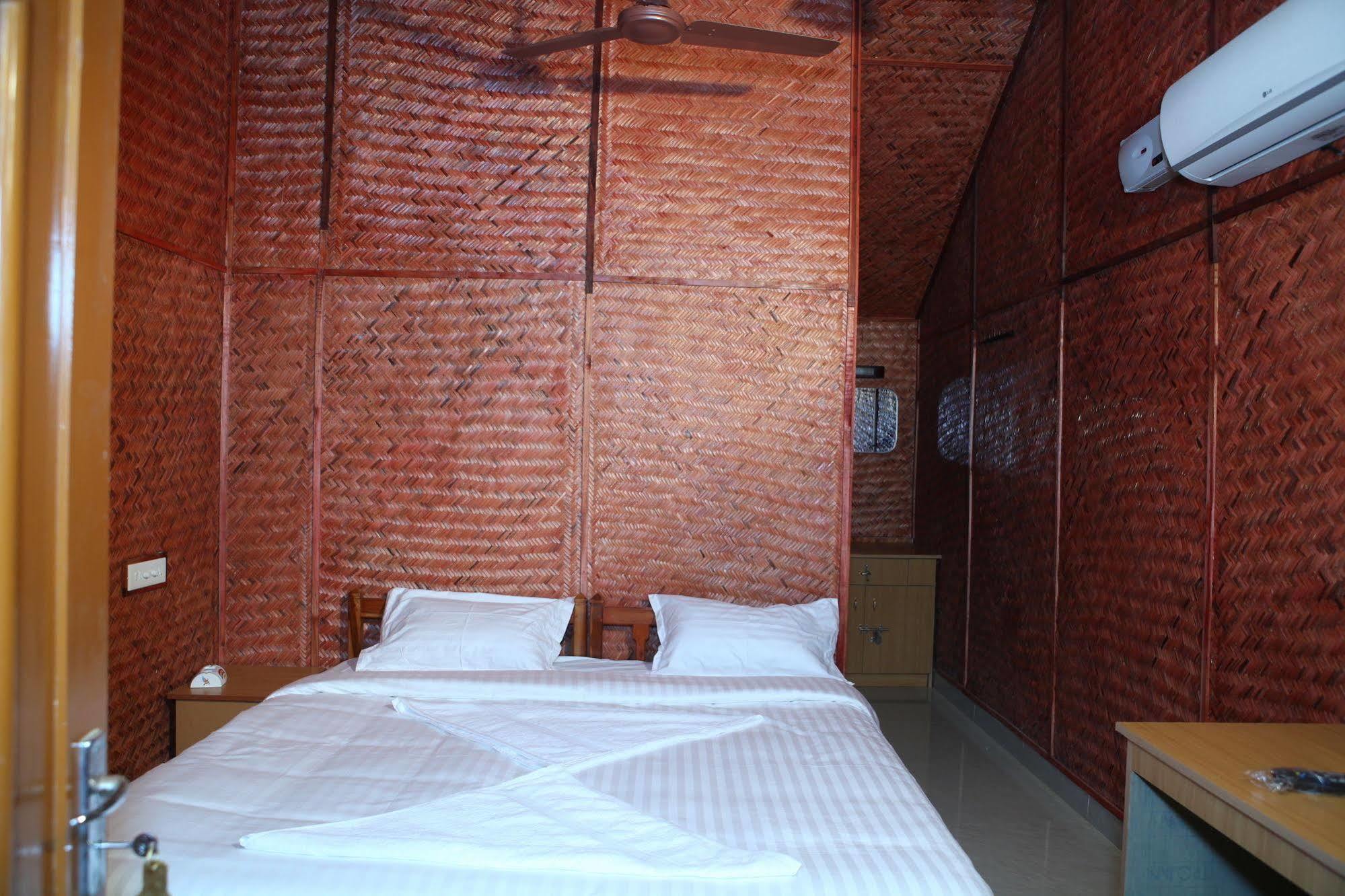 Savithri Inn Bamboo Cottages & Resorts 瓦尔卡拉 外观 照片
